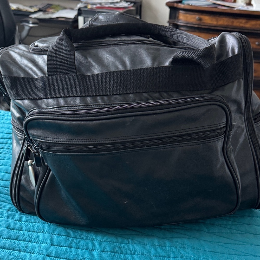 Classic Black Men’s Duffel Bag - Versatile Travel & Gym Carry